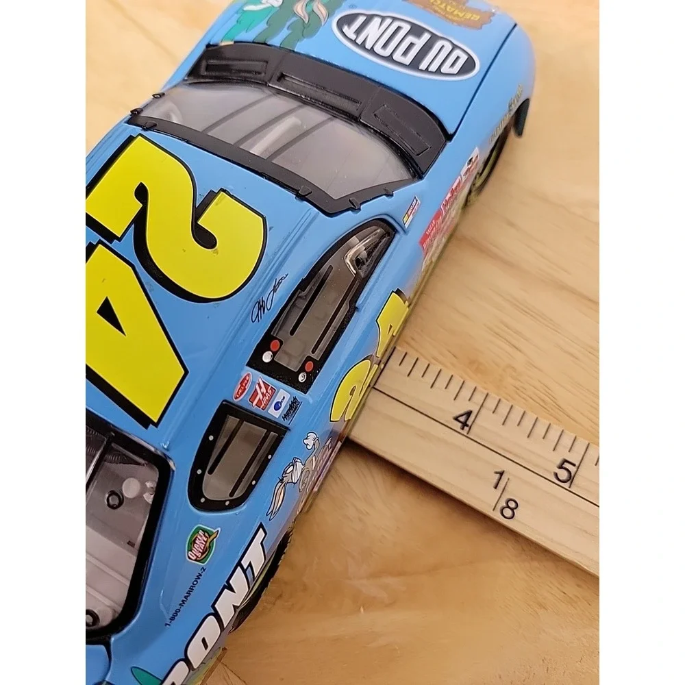 Jeff Gordon 24 Dupont Looney Tunes Rematch 400 NASCAR 1:24 Diecast 2002